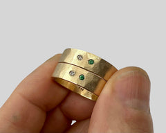 ZEUS RING WITH EMERALD AND DIAMOND YELLOW GOLD 5MM WIDE