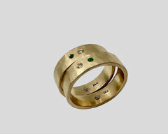 ZEUS RING WITH EMERALD AND DIAMOND YELLOW GOLD 5MM WIDE