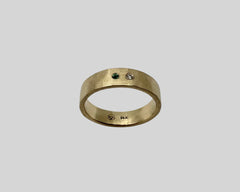 ZEUS RING WITH EMERALD AND DIAMOND YELLOW GOLD 5MM WIDE